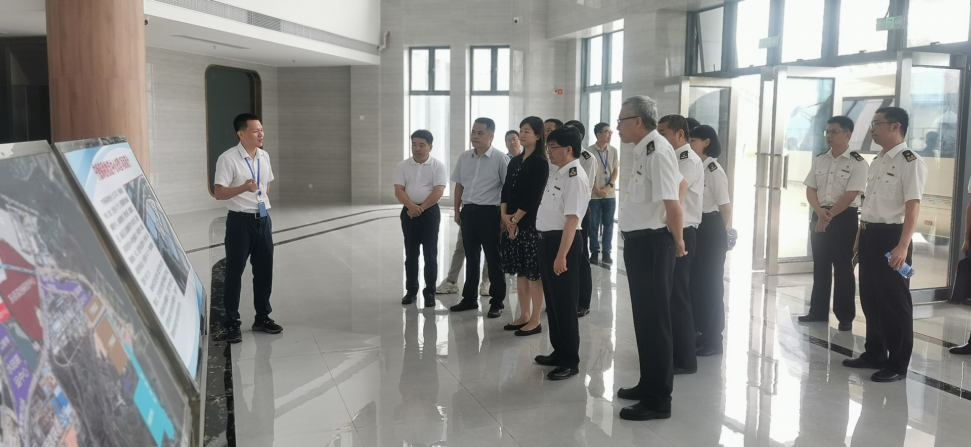 海關(guān)總署自貿司司長(cháng)潘城一行蒞臨寧德國際物流中心項目調研，周桂芳拍攝1.jpg