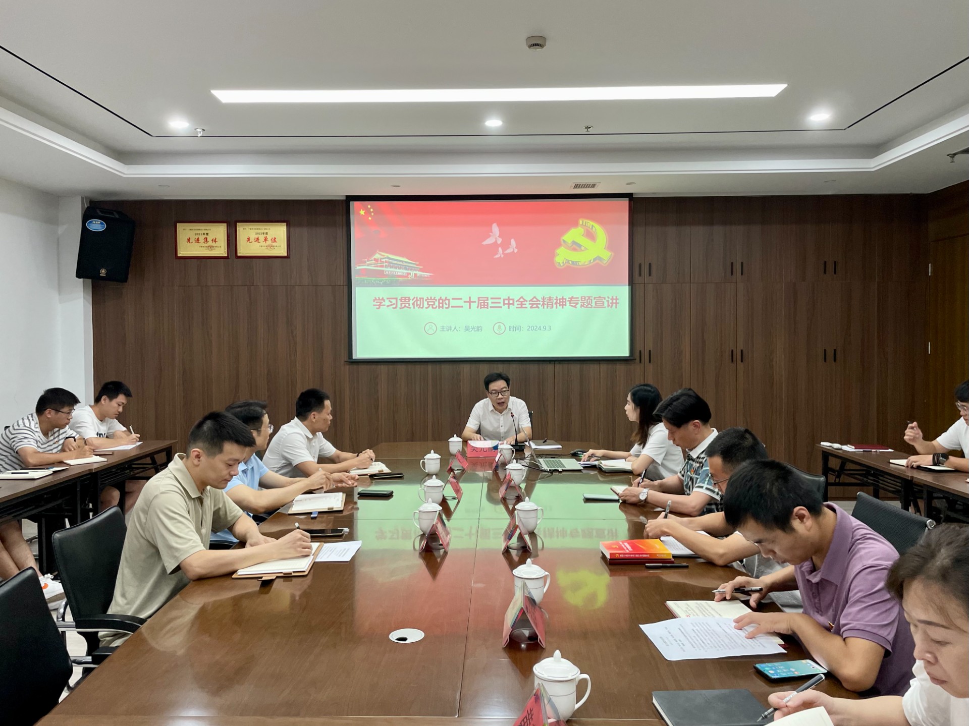 市交投集團領(lǐng)導深入市交投物流集團市交投勘察設計公司開(kāi)展聯(lián)系點(diǎn)工作，葉嵐清拍攝1.jpg