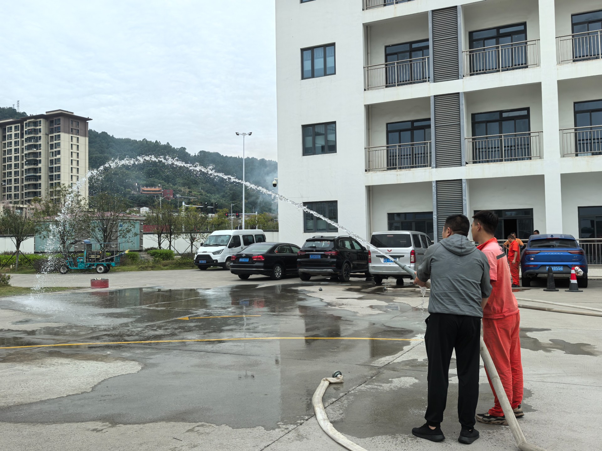 寧德陸港開(kāi)展“119消防安全日”應急演練活動(dòng)，周明組拍攝3.jpg